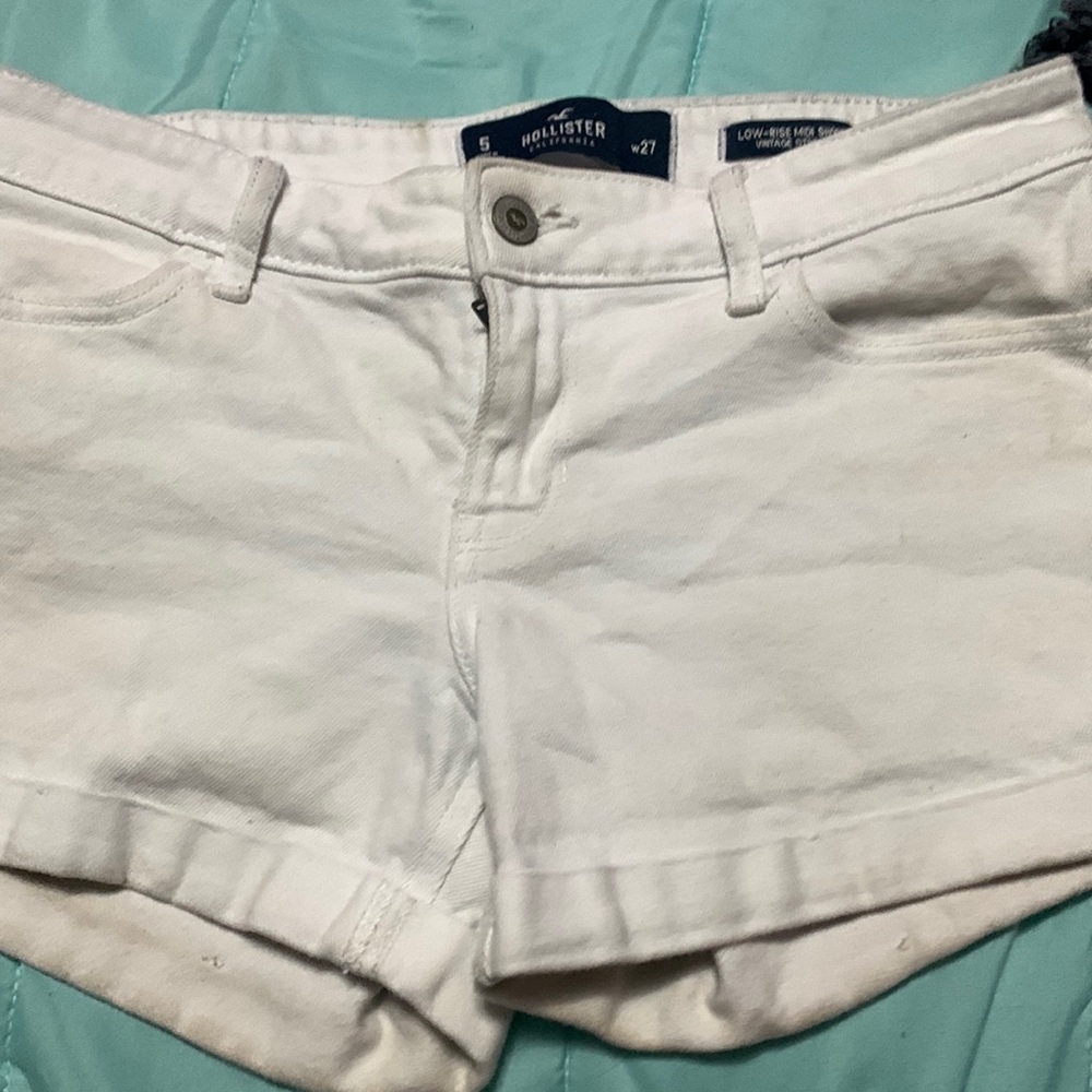 white hollister shorts, low rise mid